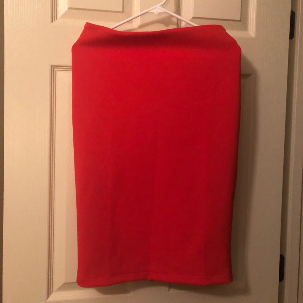 Beautiful coral pencil skirt in stretchy fabric.